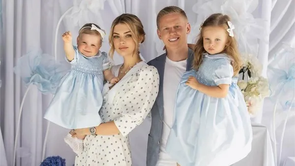 Зинченко вынужден играть куклами – так проходил вечер футболиста