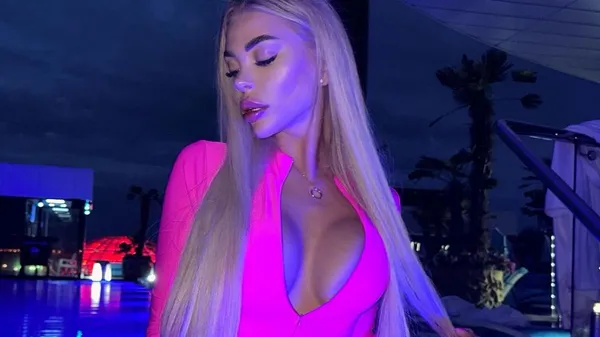 Алефіренко і сексапільна білявка в інтимному моменті – яскраво показала, що дивляться вночі