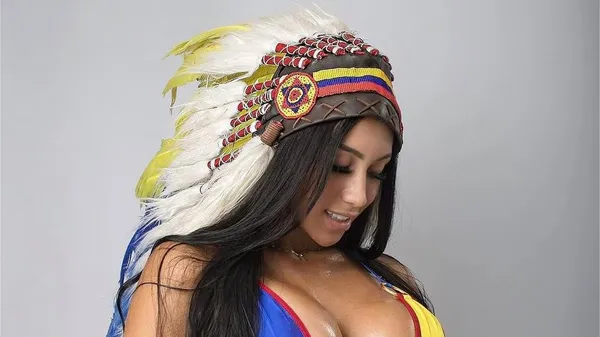 Гаряча фанатка Колумбії показала найпікантніші пози для засмаги – спокусливо ніжиться на сонечку