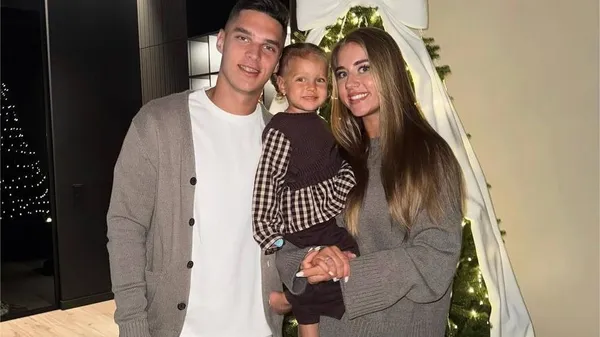 Как выглядит счастье в семье Судаковых: дочь с мамой развлекают папу энергичными танцами