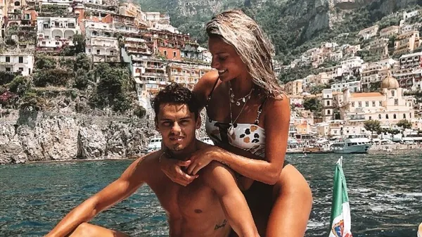 Самая красивая семья футболистов пополнилась: белокурая бельгийка родила сына партнеру Забарного