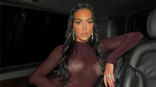 "Щасливиця": Родрігес показала подарунок від коханого – коштовність зводить з розуму