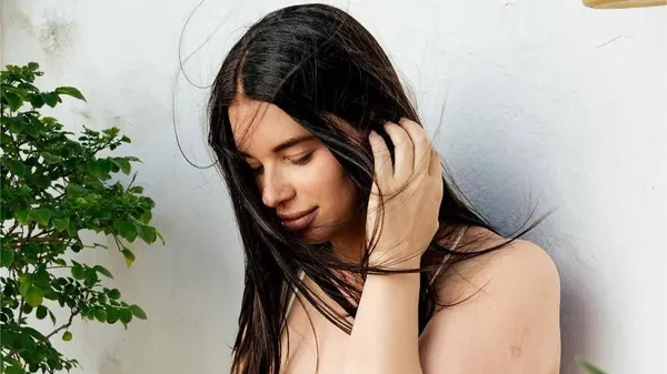 Кохана Усика на тяжкому люксі вирушає підкорювати світ – фатальна жінка