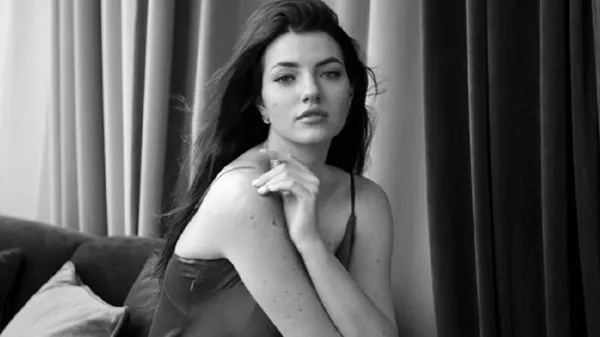 Басейн, мокрий купальник і спокуса: кохана голкіпера Зорі стурбувала мережу спекотними кадрами