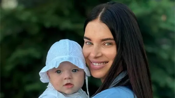 Младшая дочь Усика растопила сердца поклонников милой улыбкой – показала первые зубки