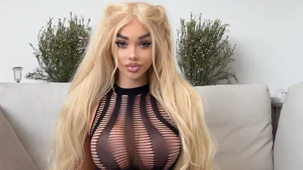 Супер сексуальна блондика, колишня Вербіча, показала свій бюст у білому боді