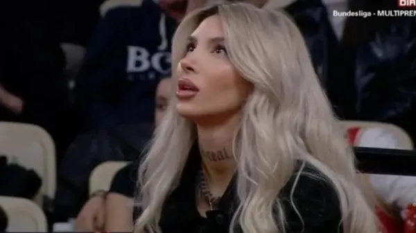 Потрясающая блондинка "украла" шоу на матче: даже ягодицы в тату – игра ее мужа теряется