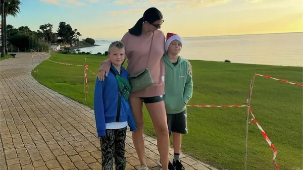 Усик знову воззʼєднався із синами – згадує ази батьківського виховання