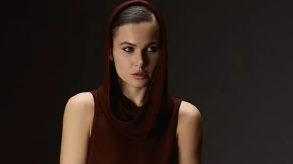 Вогняна кохана гравця Динамо у напівпрозорій сукні звела фанів з розуму – чиста провокація