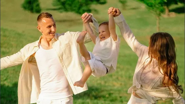 Магический момент с папой: Ризнык забавляется с сыном