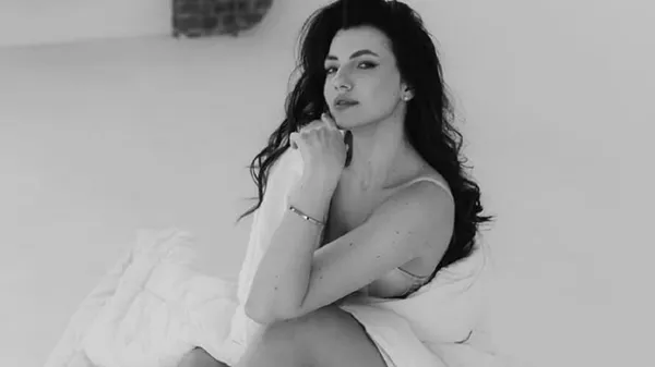 Пикантная жена голкипера Зари произвела громкий фурор – платье без белья открыло все