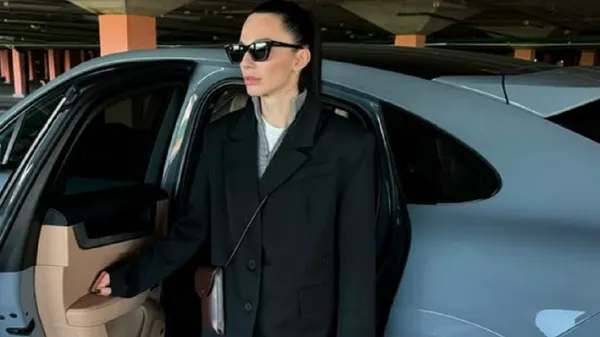 Ефектна муза гравця Полісся показала, як носити ідеальний сезонний аутфіт – стильно та зі смаком