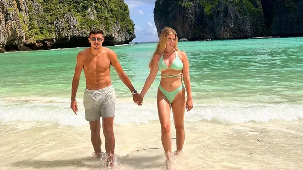 Футболіст Полісся отримав солодкий поцілунок від ізраїльської красуні – ефектна білявка надихнула