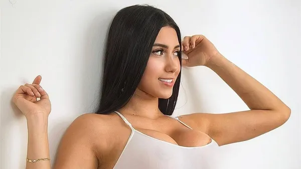 Затята фанатка Колумбії любить провокувати – безсоромно розсунула ноги та показала всі принади