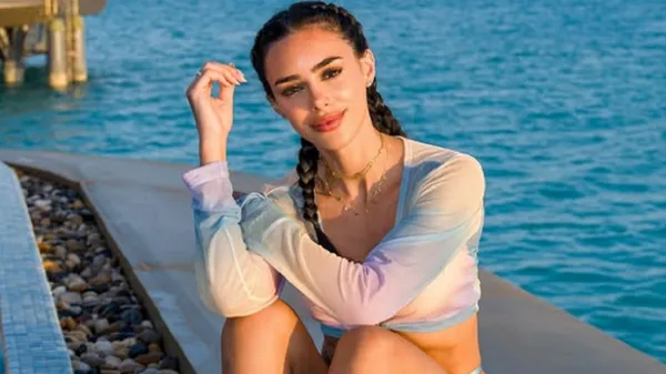 Беременная партнерша Неймара ошеломила безупречной фигурой в элегантном платье: блестящие фото