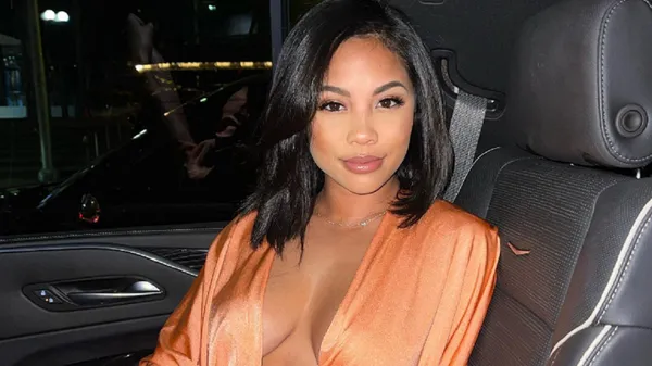 Секс-символ гольфа откровенно расслабляется в бассейне в бикини – фаны мечтают составить компанию