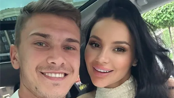 Найніжніші моменти в родині Янакових – молоді батьки пестять маленьку донечку