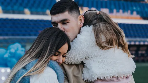 Малиновский эффектно узнал пол второго ребенка на стадионе: "Самые счастливые родители в мире"