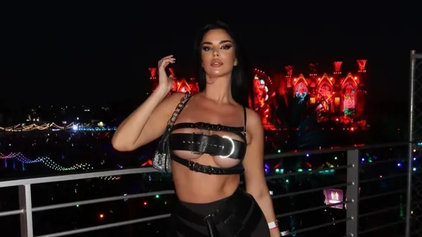 Соблазн без границ: самая сексуальная фанатка снова разжигает огонь страсти