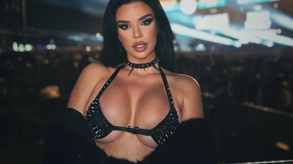 Глибоке декольте, шипи на шиї і потужний сет: найгарячіше відео футбольної вболівальниці