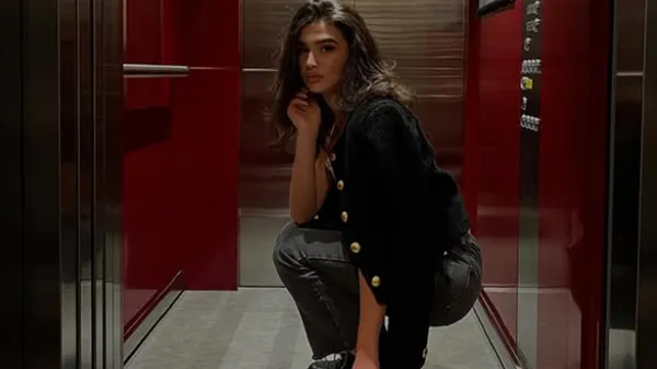 Розкішна дівчина зірки Динамо бентежить красою у Варшаві: ефектна поява викликала компліменти