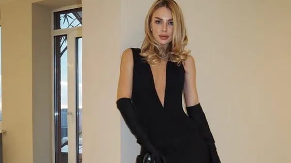 Блискуча дружина капітана Полісся у звабливій сукні презентувала бездоганні форми: гаряче видовище