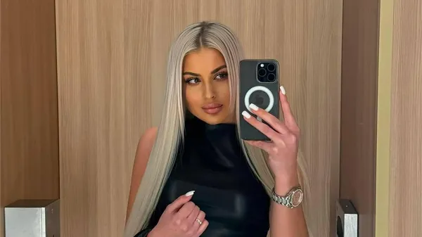 Розкішний блонд, гламурний комбінезон та бейбі-фейс: кохана Велетня приголомшила схожістю з Барбі