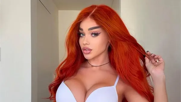 Игривая ученица: огненная бывшая Вербича демонстрирует персик в образе школьницы прямо на камеру