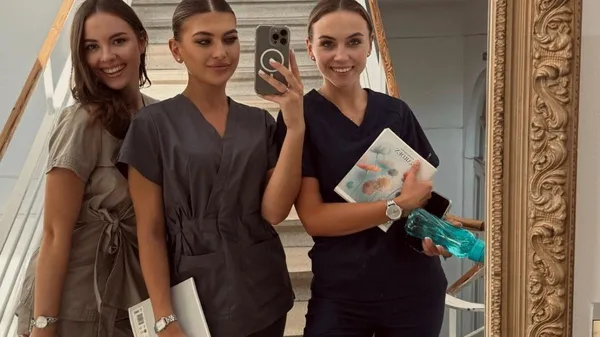 Хавбека Руха тішить сексапільна шоколадка – розкішна зовнішність в авто, квартирі та на роботі