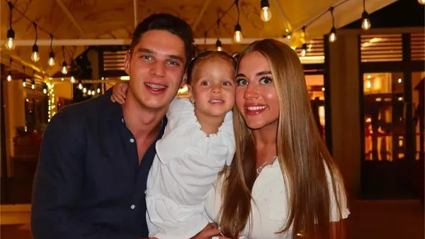 Судакова покорила сердца поклонников теплыми кадрами с любимым и дочкой: "Мое сердце"