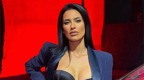 Сексуальна пасія півзахисника Торіно вийшла на футбольне поле – зваблює спокусливим бюстом гравців