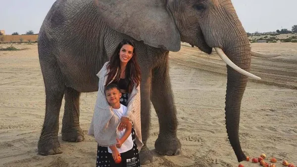 Жена легенды тенниса восхищает красотой: хобби актрисы – фотографироваться в откровенных купальниках