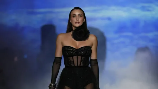 Серебристый блеск и соблазнительный взгляд: Ризатдинова зажгла сеть новым видео