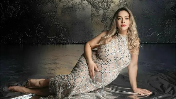 Беременные будни: Малиновская нежит животик под солнцем на морском побережье