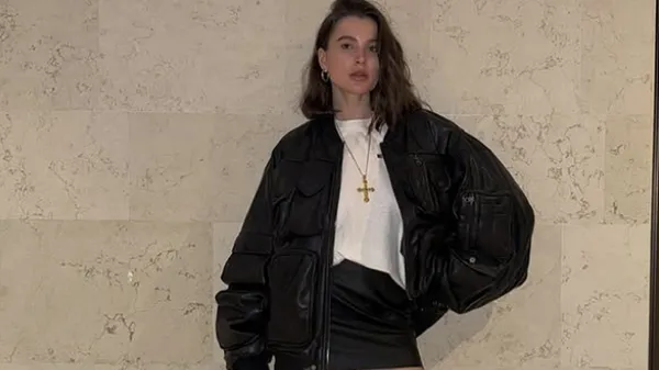 Нереальна муза лідера Динамо хвилююче дефілює в прозорій сукні та підкорює мережу фігурою