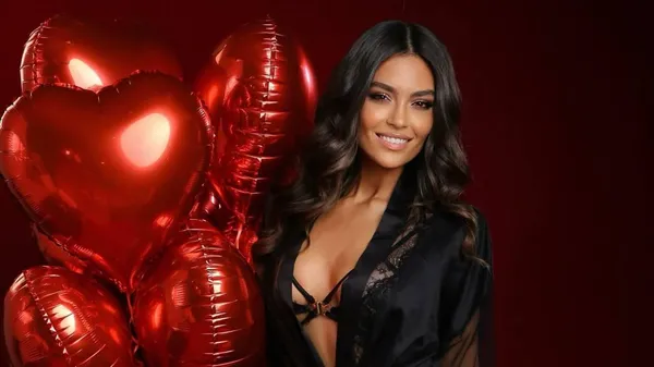 Горячее бордовое платье футбольной телеведущей затмило даже Лигу чемпионов