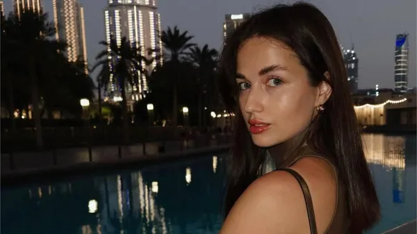 Жаркая пассия Штогрина соблазнительно греет прелести под арабским солнцем – зажгла огненными фото