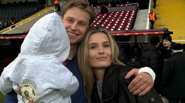 Трогательные кадры с матча: жена футболиста Барселоны показала мужа и сына вместе на поле