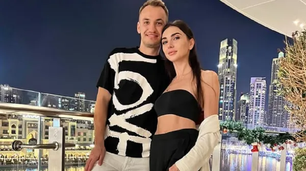 Відкрите декольте і відверта сукня: жона екс-футболіста збірної України зіграла за правилами зваби