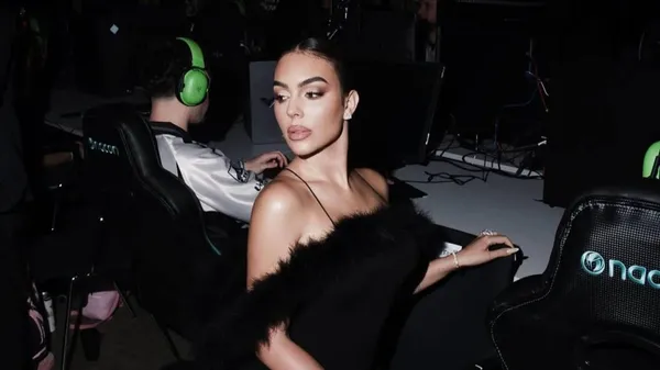 Кохана Роналду знову розбурхала уяву: спокуслива посадка на приватний літак