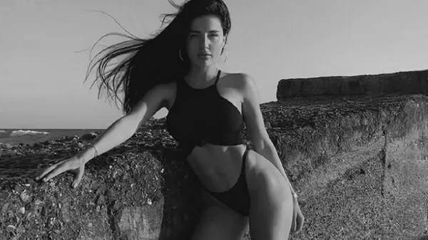 Спекотні вигини та пристрасть до спорту: дружина Третьякова заряджає енергією та бажанням