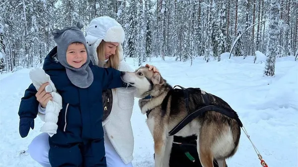 На стиле: любимая и сын Яремчука в эффектных луках покорили трибуны