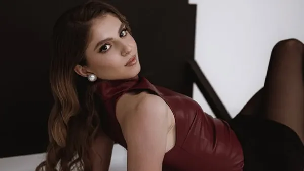 Гаряча муза воротаря Динамо зачарувала фігурою у сміливій сукні та отримала комплімент від коханого