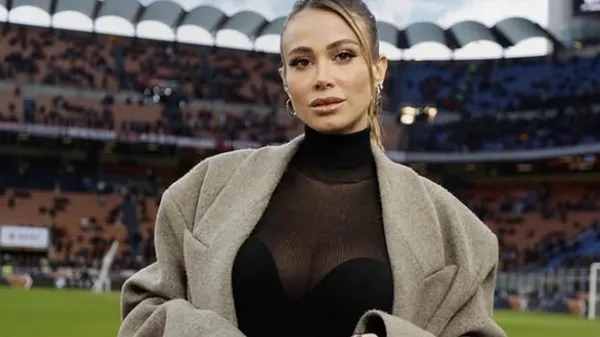 Соблазнительная пассия неудачника киевского финала ЛЧ ошеломила пышным бюстом в откровенном наряде