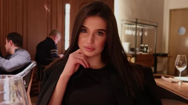 Эффектный выход девушки Ваната: роковая брюнетка и её стильный песик