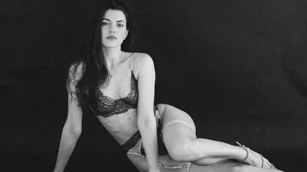 Зваблива дружина голкіпера Зорі розпалює пристрасть серед лісу в розкішному купальнику – спека