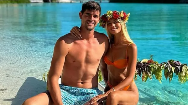 Тендітна кохана конкурента Луніна підбадьорює екстравагантним виглядом і довгими ніжками в міні