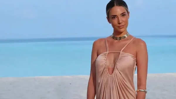 Пылкая возлюбленная капитана сборной Испании в дерзком мини вдохновляет фанов своей идеальной фигурой