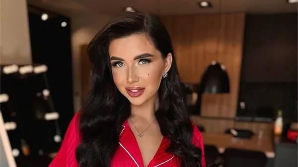 Кочергина никак не налюбуется собой – само совершенство