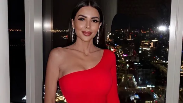 Пишнотіла футбольна телеведуча спантеличує обрисами у занадто відвертій сукні без білизни – фото